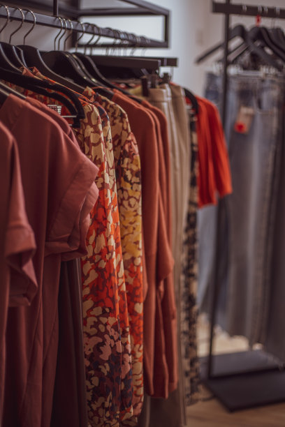现代精品店衣架上的衣服图片下载