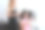 顾客和美容院工作人员正在微笑着交谈。用你的手机来指导你的发型和颜色。图片下载
