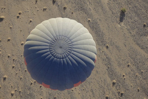 从热气球俯瞰纳米布沙漠图片下载