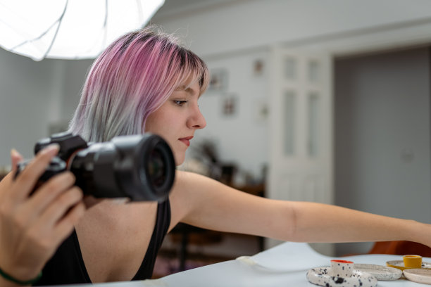 青春期的女孩正在为她的学校项目拍照图片下载