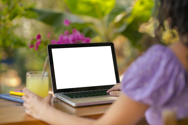 女士在度假时使用色度键绿色屏幕笔记本电脑图片下载