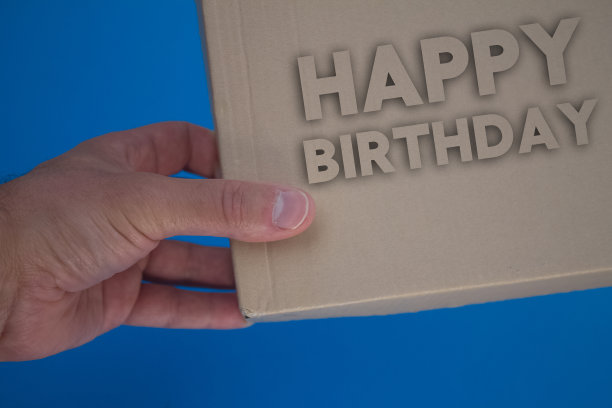 生日快乐字与纸板箱。棕色折叠卡片盒。图片下载