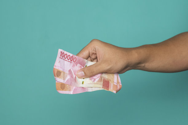 手里拿着印尼币图片下载