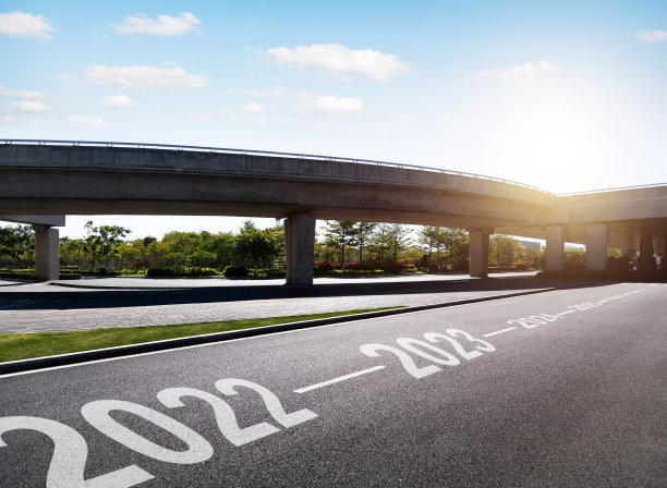 2023年、2024年和2022年的空公路图片下载