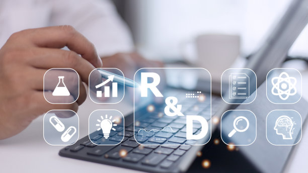 商人的手拿着笔指着笔记本电脑屏幕上的研发研发图标。更有效地管理成本。研发创新理念。图片下载