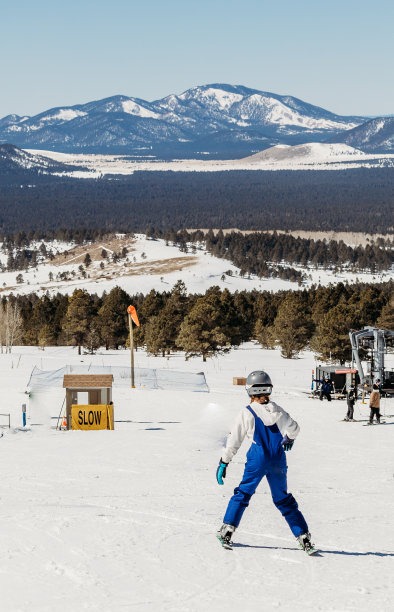 儿童滑下轻松的滑雪坡图片下载