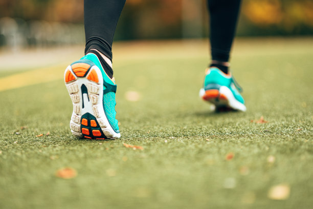 后视图的妇女鞋跑步图片下载