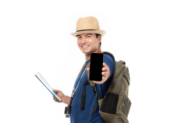 愉快的年轻旅行者的肖像与背包孤立的白色背景。游客男子拿着手机和地图看起来很开心。图片下载