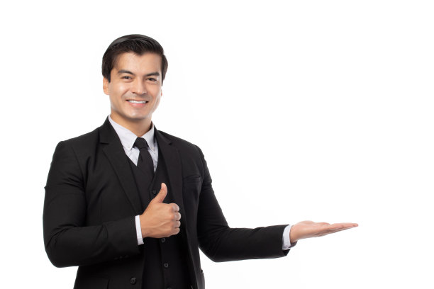 商人微笑着，张开手掌与空的拷贝空间。商人向孤立在白色背景上的广告产品的概念旁边做手势。图片下载