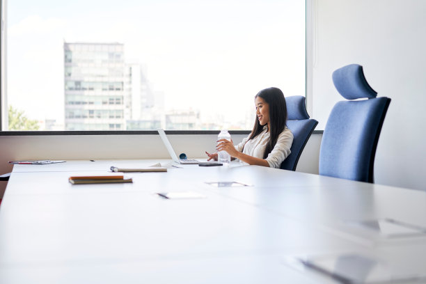 一名年轻女子在联合办公办公室独自工作图片下载