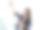 年轻的亚洲妇女在办公室用手机在白板上写字图片下载