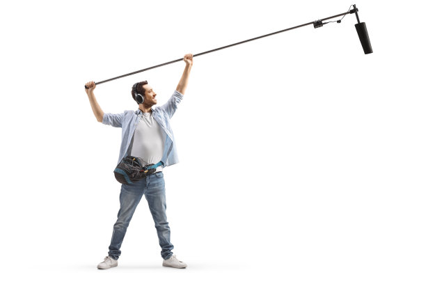 录音师在舞台上拿着麦克风的完整镜头图片下载