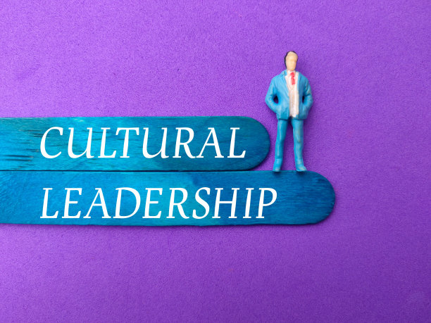 微型人物和彩色冰淇淋与文化领导力这个词紧密相连。图片下载