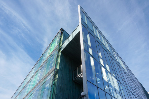 现代摩天大楼的边缘图片下载