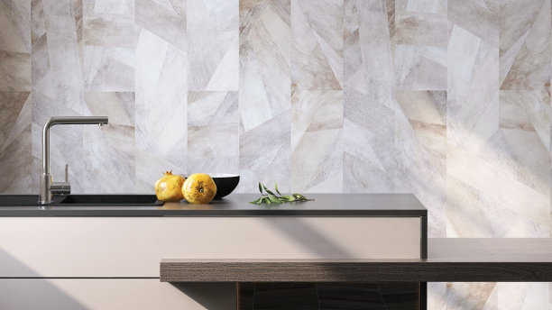 现代和豪华的米色木制厨房岛，黑色台面和石英水槽，阳光从大理石瓷砖墙上的窗户图片下载