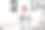年轻的大胡子男子坐在家里的沙发上玩电子游戏图片下载