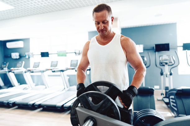 一个健美的中年男子在体育馆里训练图片下载