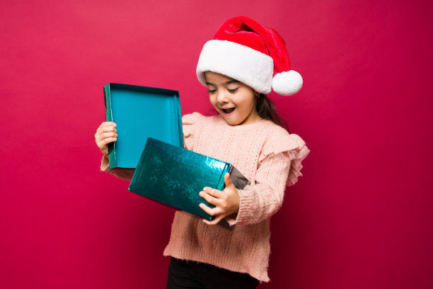 兴奋的孩子感到惊讶打开圣诞礼物图片下载