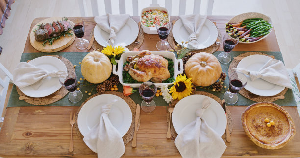 感恩节食物和火鸡餐桌与庆祝装饰的节日感恩聚会。秋收节日聚餐晚会聚餐，庆祝祝福，感恩顶礼观。图片下载