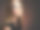 肖像性感的金发女人与美丽的脸。留着长发的时装模特，摄影棚里拍的。照片的年轻时尚的女人在黑色的衣服与蓝色的化妆品。图片下载