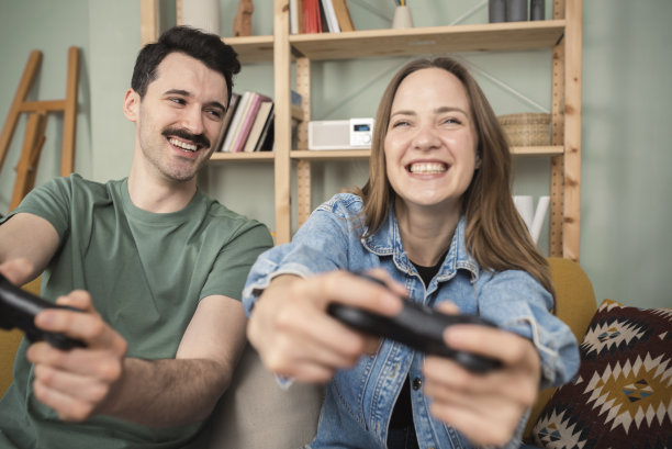 幸福的夫妻在家玩游戏图片下载