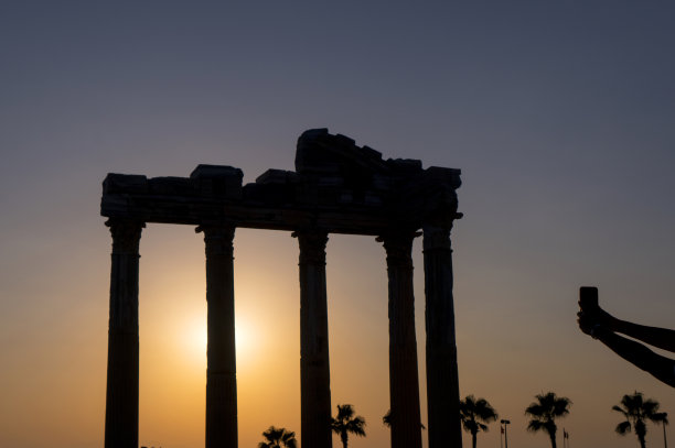 日落时分的阿波罗神庙，手拍照的特写。一边安塔利亚图片下载