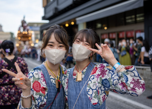 街上年轻的“松舞”表演者的肖像图片下载