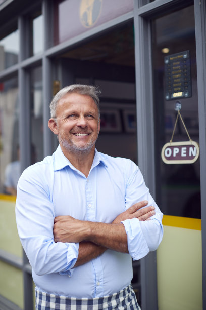 男性老板或员工站在咖啡店外的肖像图片下载