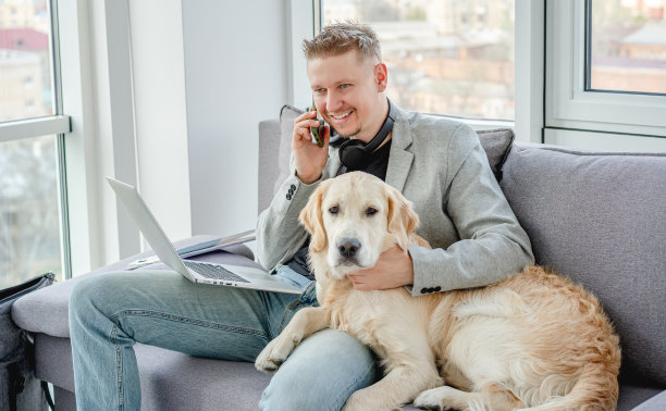 帅哥在工作时抱着狗图片下载