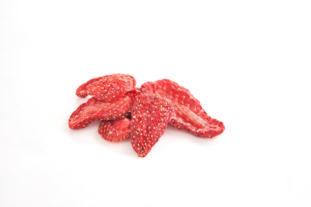 白色背景上的新鲜草莓片图片下载