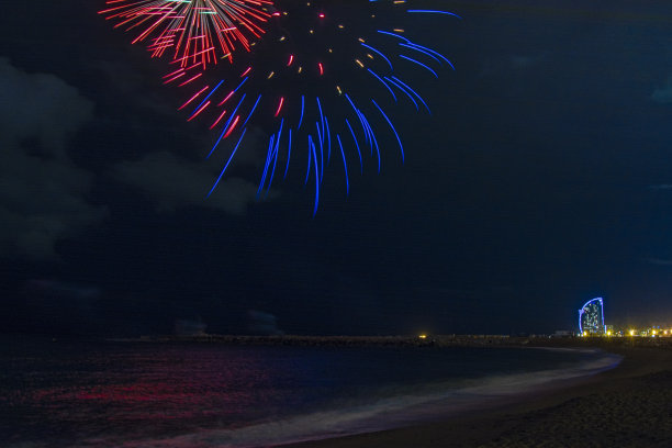 夜空烟火表演的低视角图片下载