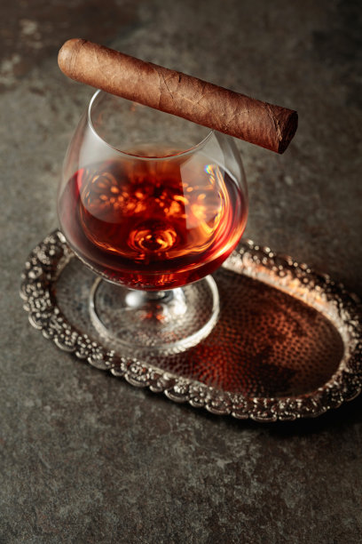 白兰地和雪茄的味道。图片下载