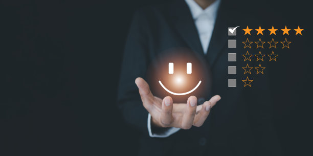 顾客服务评估概念。商人手持笑脸显示虚拟表情，调查，民意调查或问卷，用户体验或客户满意度研究。图片下载