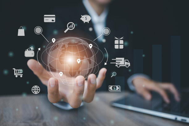 女性使用笔记本电脑与物联网，商业全球互联网连接应用技术和数字营销，金融和银行，数字链接技术，大数据。互联网在每天的生活中在线。图片下载