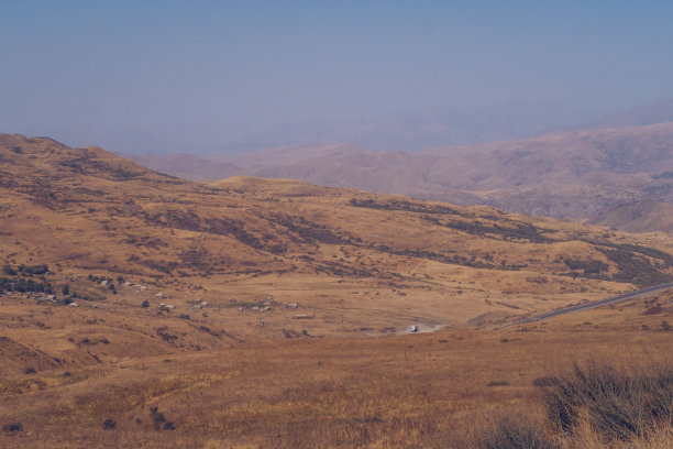 背景中的亚美尼亚秋季风景如画。亚美尼亚地区山区的田野和草地。库存图片图片下载