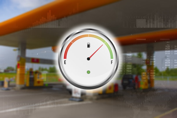 装有汽车油表的加油站。在模糊中重新填充绿色。模糊的照片作为背景。图片下载