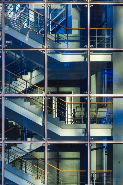 现代建筑外墙玻璃映射云色图片下载