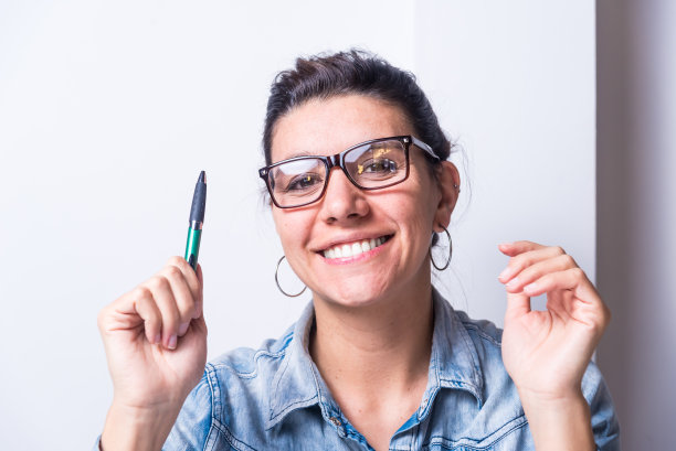 拉丁妇女，在家里学习，坐着，靠近，微笑，指着，大学的概念图片下载