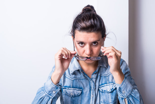 拉丁妇女，在家里学习，坐着，放下眼镜，严肃，大学的概念图片下载