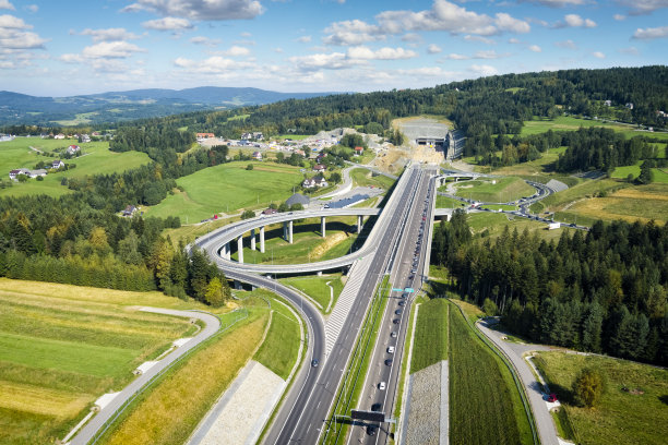 新的S7高速公路连接克拉科夫和扎科帕内，波兰图片下载