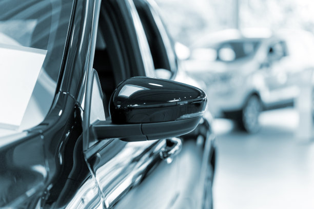 经销商陈列室里的新车图片下载