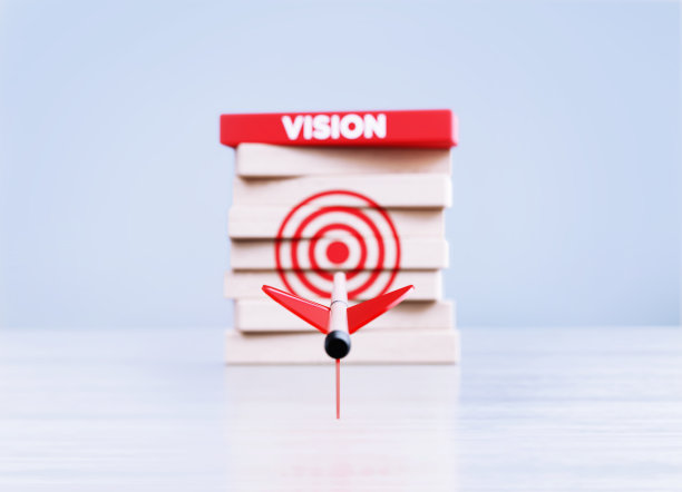 箭击中红靶眼目标和视觉书写木块在前面离焦背景图片下载