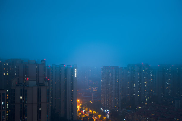 雾中的现代城市图片下载