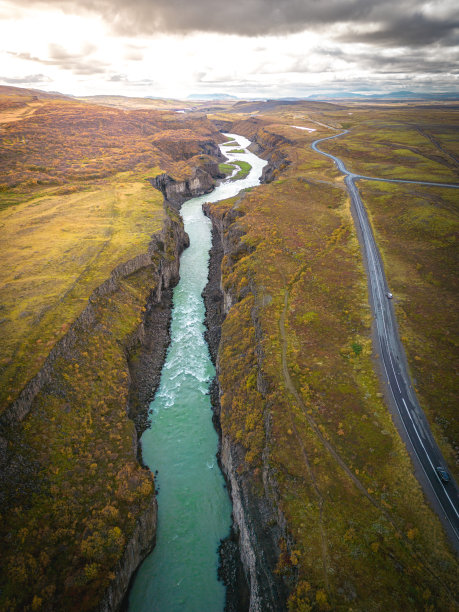 令人惊叹的冰岛Hvita河在峡谷中沿着公路流动，航拍垂直照片图片下载