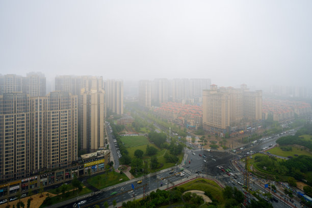 雾中的现代城市图片下载