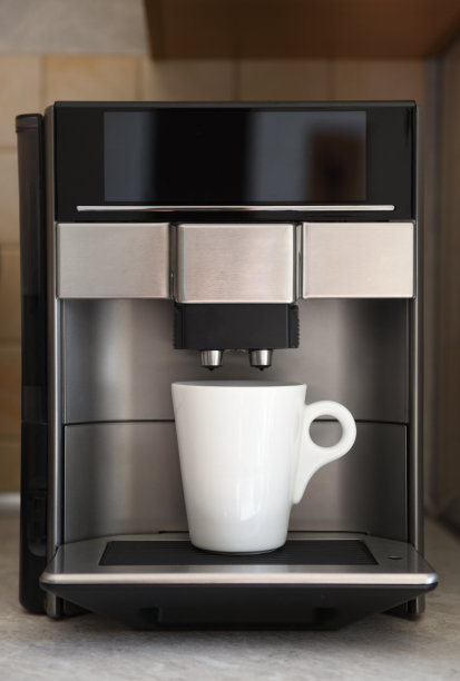 制作浓缩咖啡的咖啡机。制作咖啡。图片下载