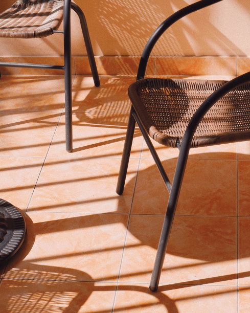 漂亮的藤椅，阳光从洞里透进来图片下载