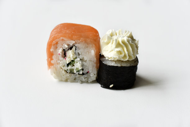 白底肉馅的米饭卷。美味的寿司。图片下载