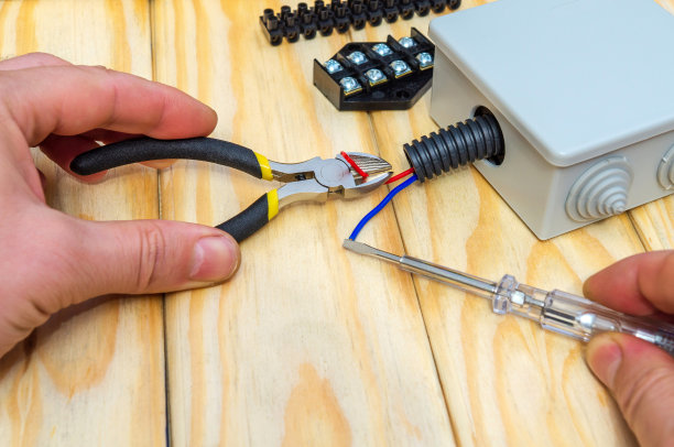 主人拿着一个电动工具和电线连接图片下载