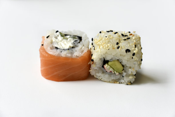 白底肉馅的米饭卷。美味的寿司。图片下载